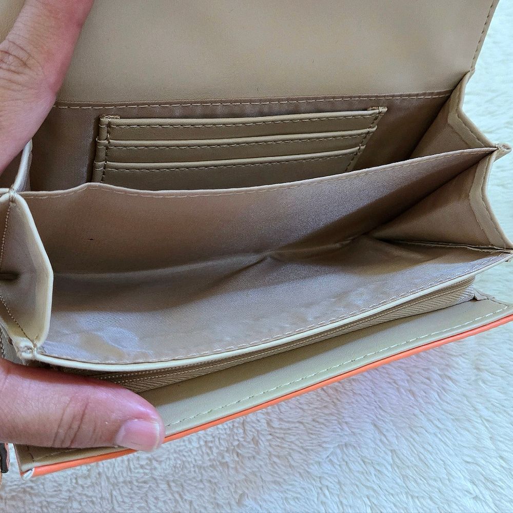 Guess❓️ "Finnian" Wristlet - NWT - Picture 14 of 16